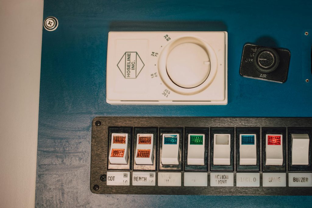 Tableau électrique professionnel installé dans un bureau à Douala