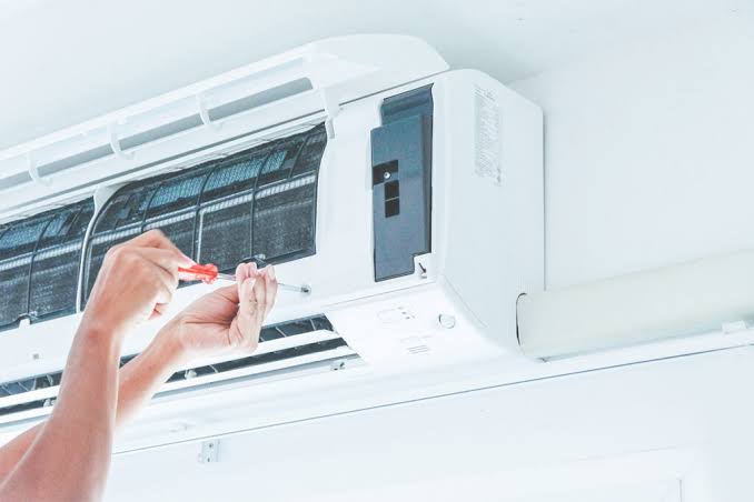 Électricien à Douala installant un circuit électrique dédié pour climatiseur dans le tableau