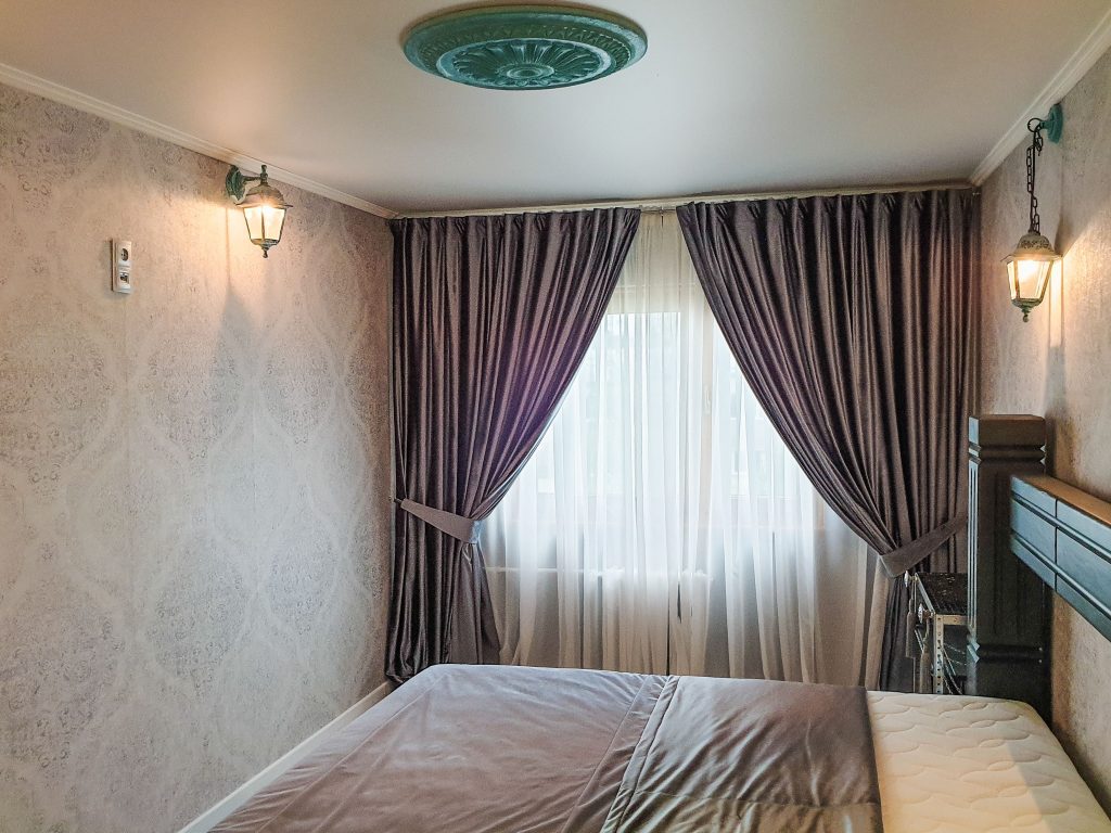 Détecteur de fumée photoélectrique installé au plafond d'une chambre à Douala