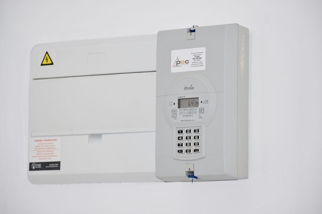 Coffret ATS installé à côté d'un tableau électrique principal dans une villa à Douala