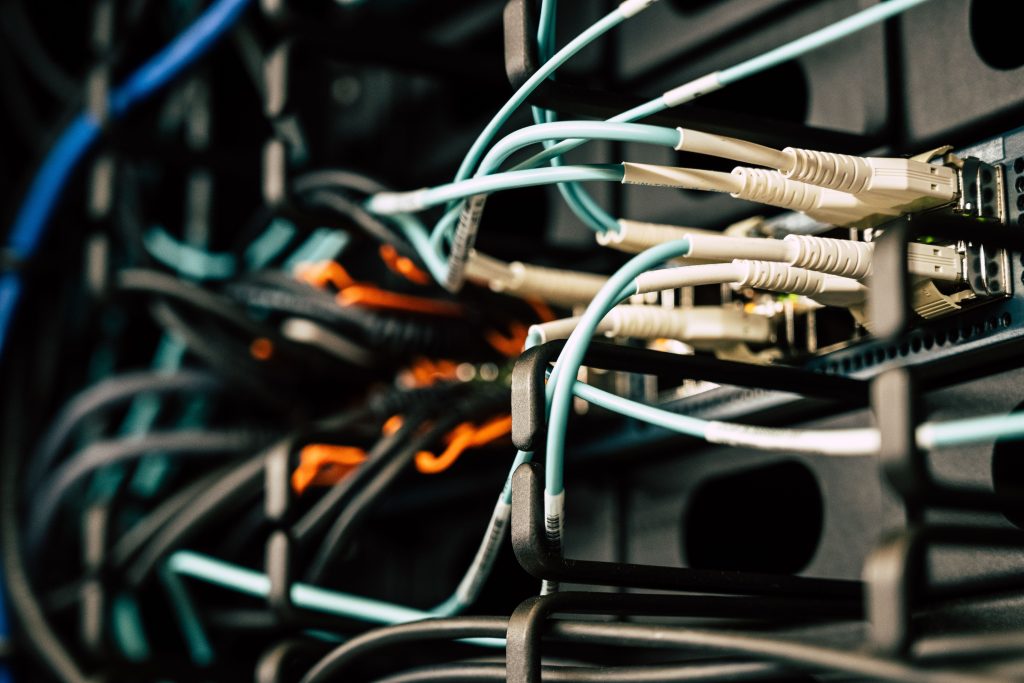 Câblage réseau RJ45 en goulotte dans un bureau à Douala, installation propre et organisée