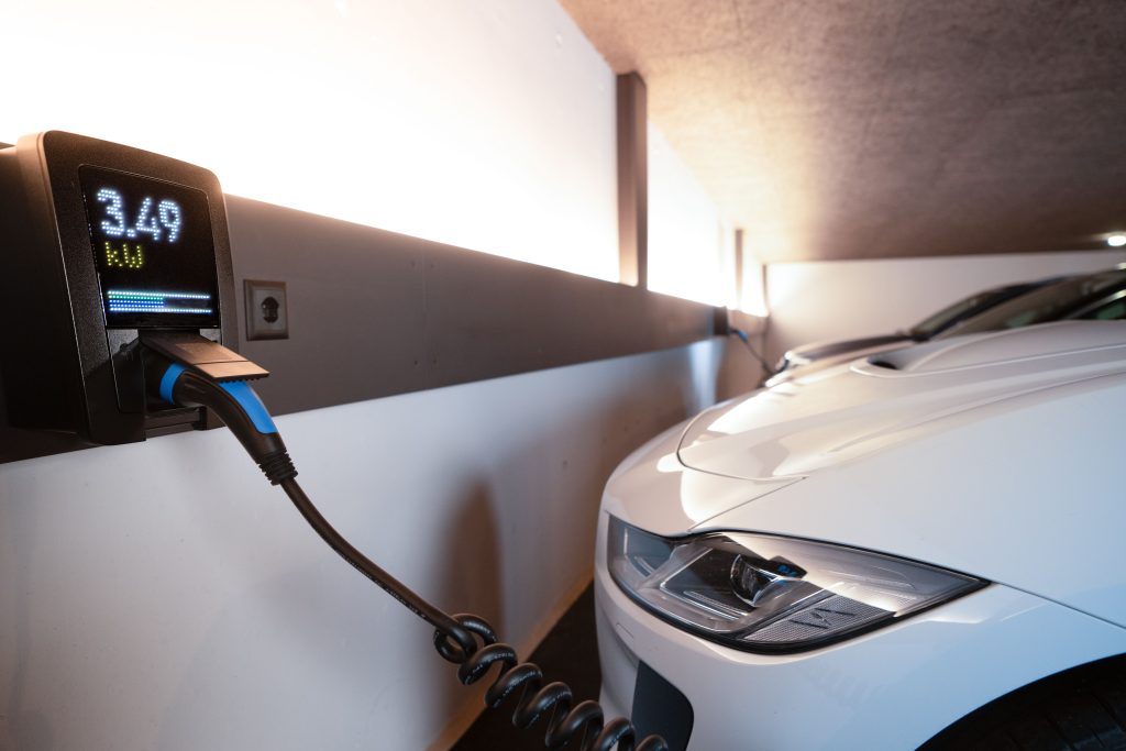 Borne de recharge murale avec circuit dédié installée dans un garage à Douala
